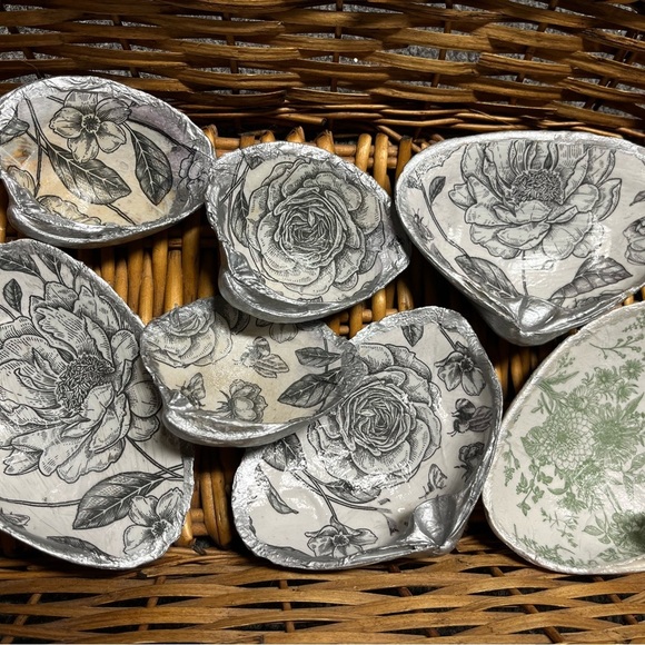 Hand Crafted Decoupage Gold and Blue Trinket Dish Shell - Picture 8 of 13